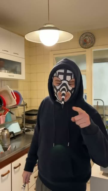 Licenciado Dengue enmascarado en una cocina
